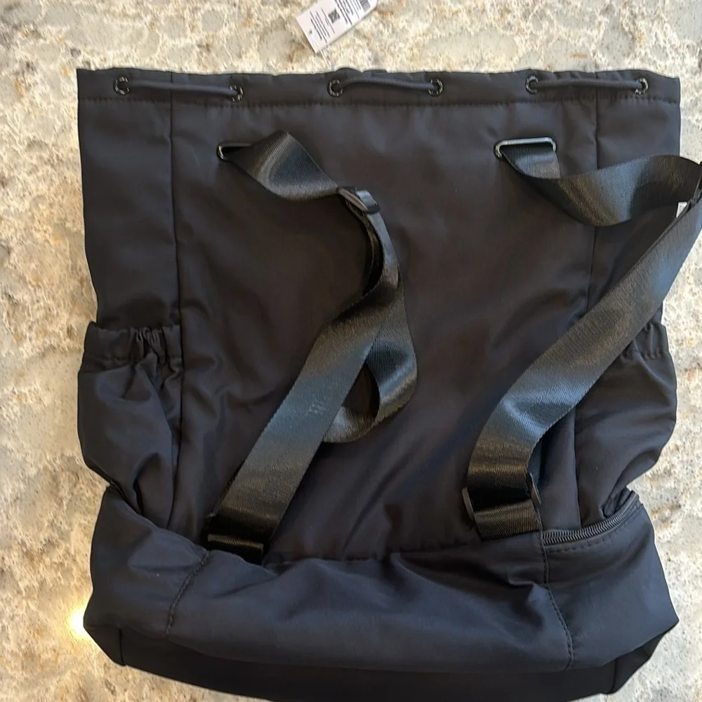 Beyond Yoga Convertible Bag, adjustable backpack straps. - Picture 4 of 6